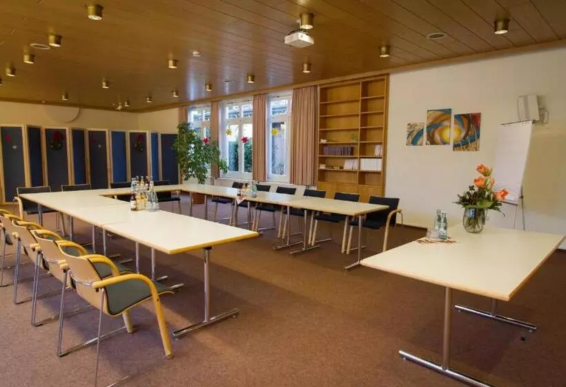 ホテル Krelinger Freizeit  Und Tagungszentrum
