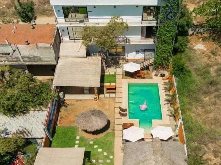 Retkeilymaja Surfnest Tamarindos