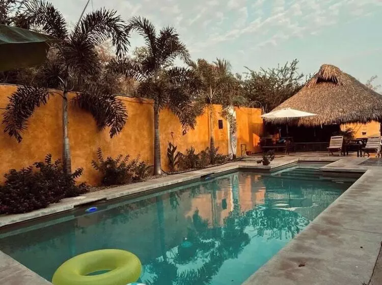 Retkeilymaja Surfnest Tamarindos