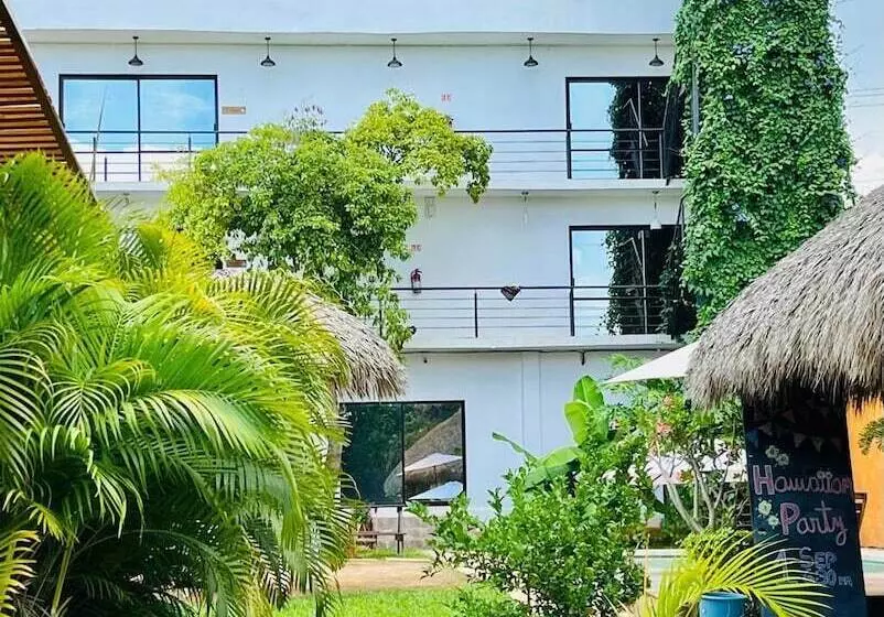 Retkeilymaja Surfnest Tamarindos