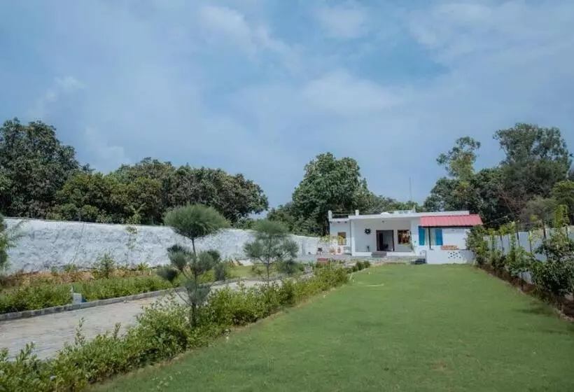 ホテル Oyo Natraj Greens Dev Farm