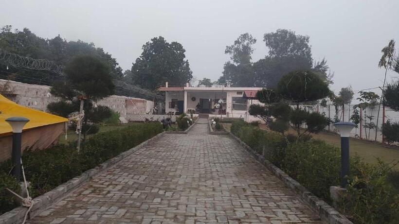 בית מלון כפרי Oyo Natraj Greens Dev Farm