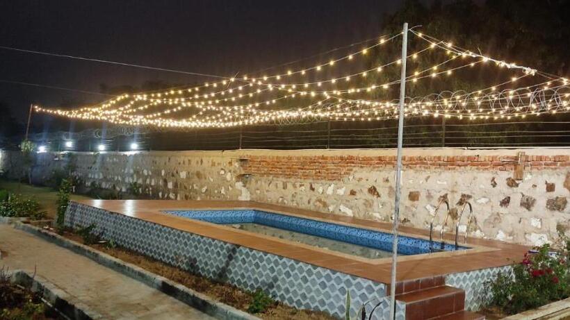 בית מלון כפרי Oyo Natraj Greens Dev Farm