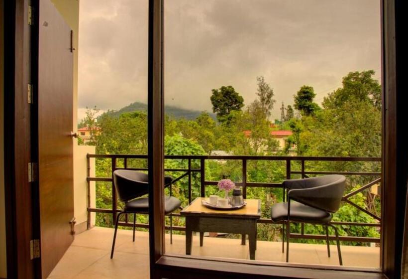 هتل Goroomgo Luxury Palm Bhimtal Luxury Room Excellent Customer Service Best Seller