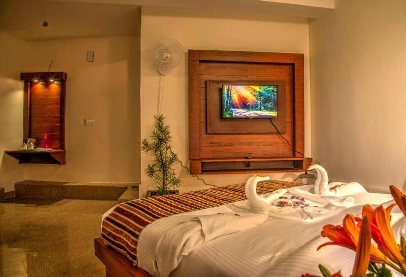 هتل Goroomgo Luxury Palm Bhimtal Luxury Room Excellent Customer Service Best Seller