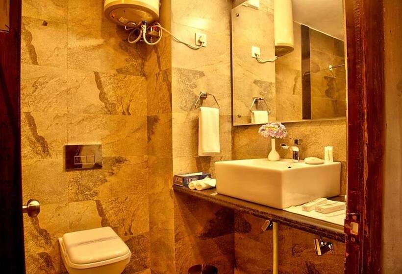 هتل Goroomgo Luxury Palm Bhimtal Luxury Room Excellent Customer Service Best Seller