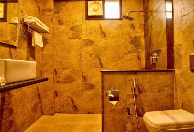 هتل Goroomgo Luxury Palm Bhimtal Luxury Room Excellent Customer Service Best Seller