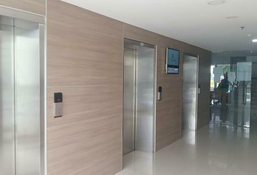 Отель Oyo 91338 Apartment Bekasi Town Square
