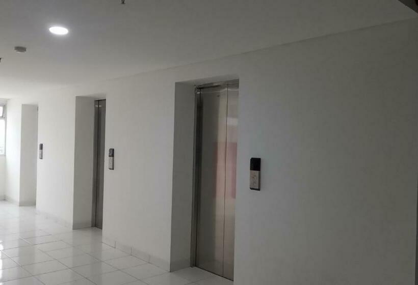 Отель Oyo 91338 Apartment Bekasi Town Square
