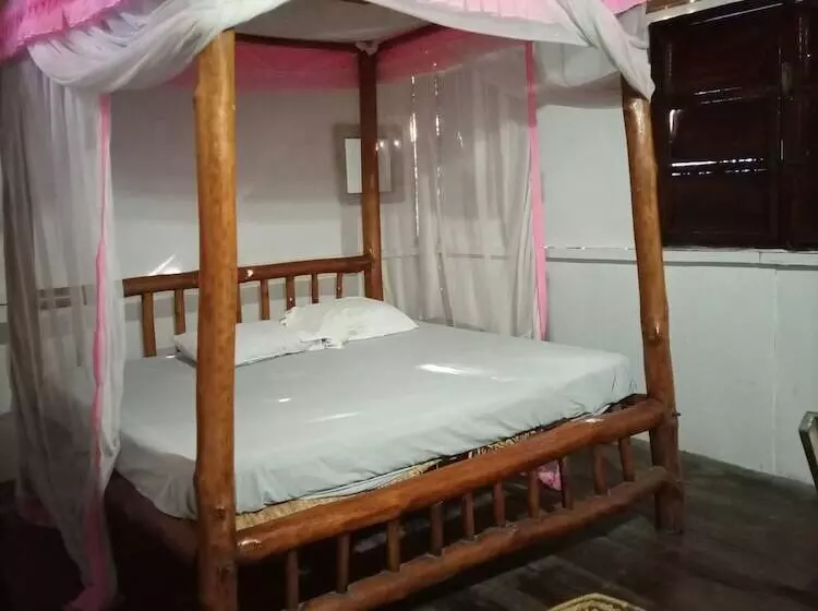 پانسیون Mida Creek Eco Camp   Cottage House