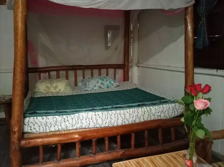 پانسیون Mida Creek Eco Camp   Cottage House
