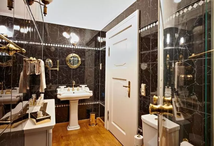 Hotelli Bernsteinschloss