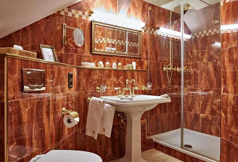 Hotelli Bernsteinschloss