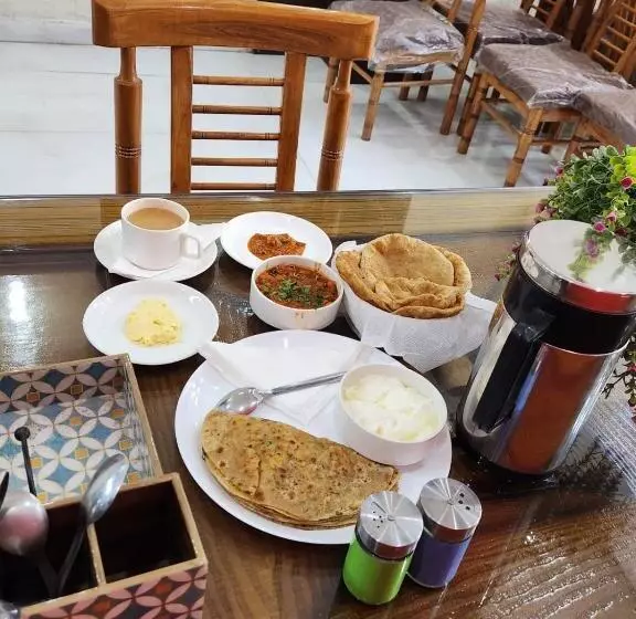 ホテル Le Mount Plaza Near Igi Airport