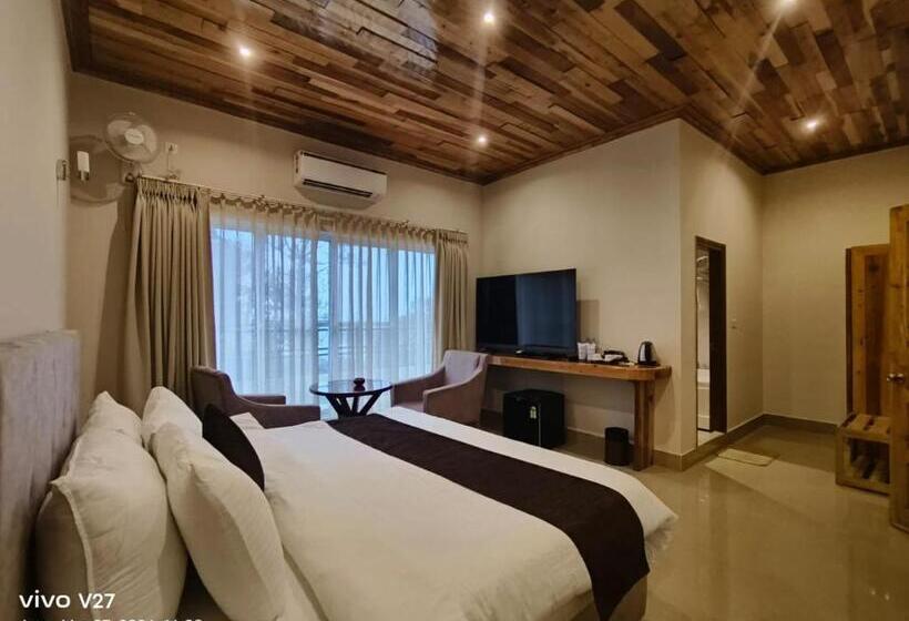 استراحتگاه La Nicholas Lake View By Summit Hotels