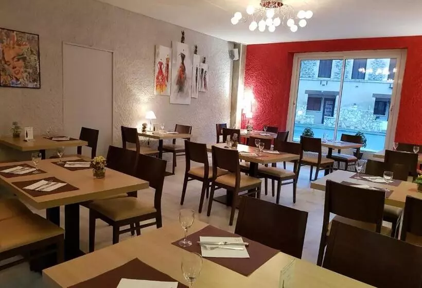 ホテル Logis Hôtel Restaurant Les Carillons