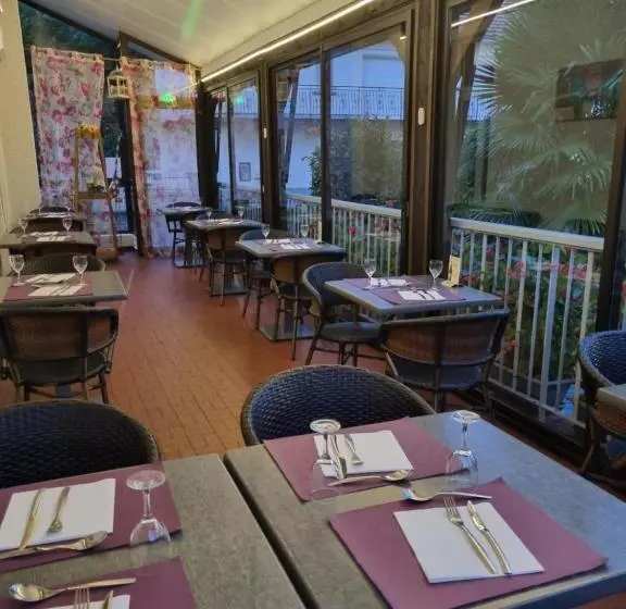 ホテル Logis Hôtel Restaurant Les Carillons