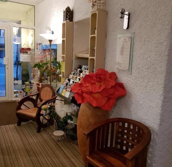 호텔 Logis Hôtel Restaurant Les Carillons