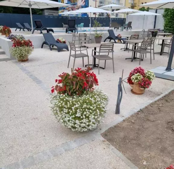 ホテル Logis Hôtel Restaurant Les Carillons