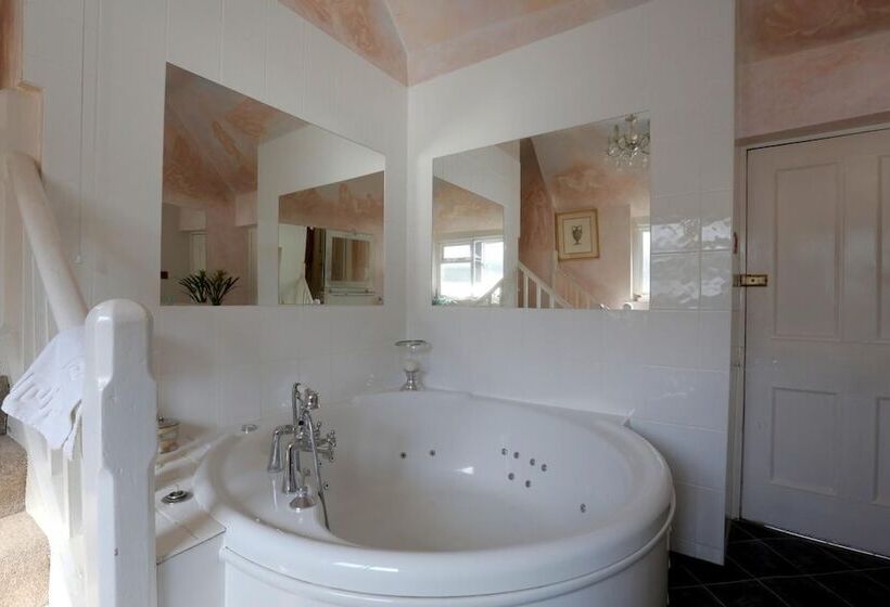 فندق The Old Court