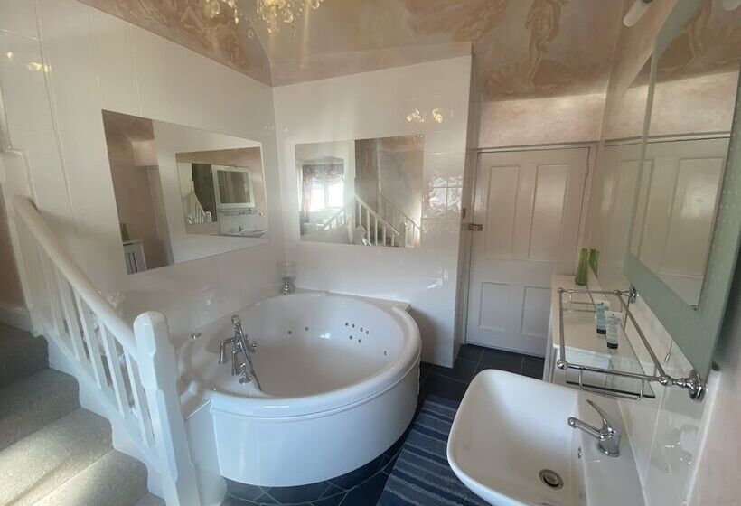 فندق The Old Court