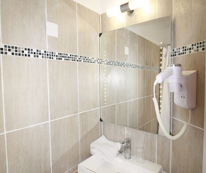 酒店 The Originals City, Hôtel Azur,fossurmer