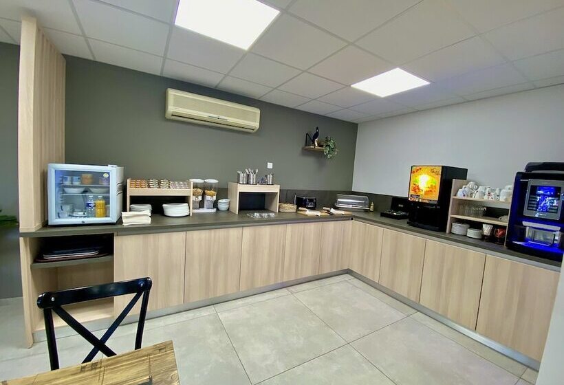 酒店 The Originals City, Hôtel Azur,fossurmer