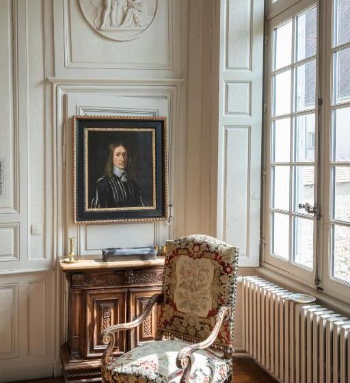 L Hotel De Panette, Un Exceptionnel Château En Ville Cathédrale