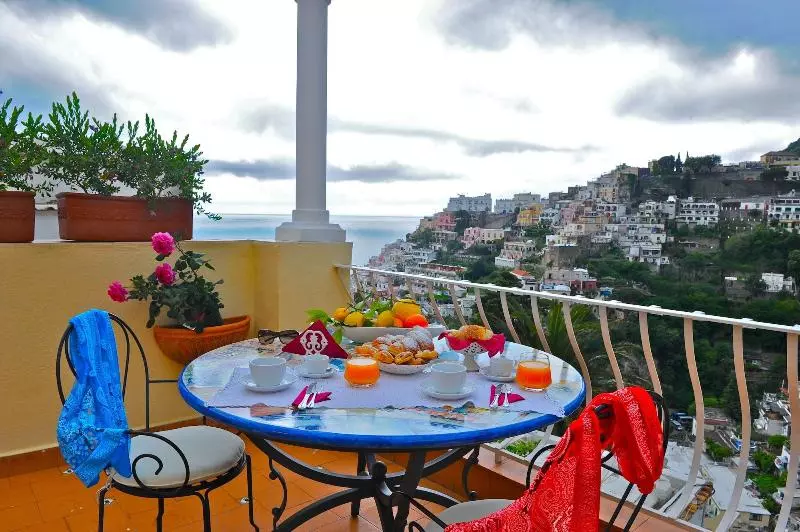هتل Villa Mary Suites