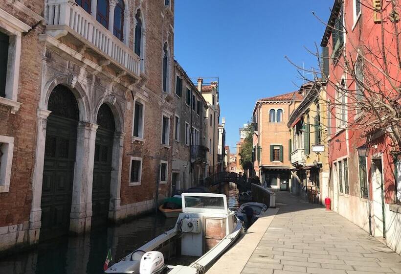 هتل Al Campaniel Bed And Breakfast