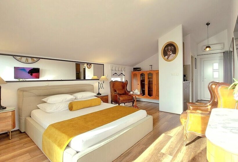 Отель Refresh Boutique Apartments