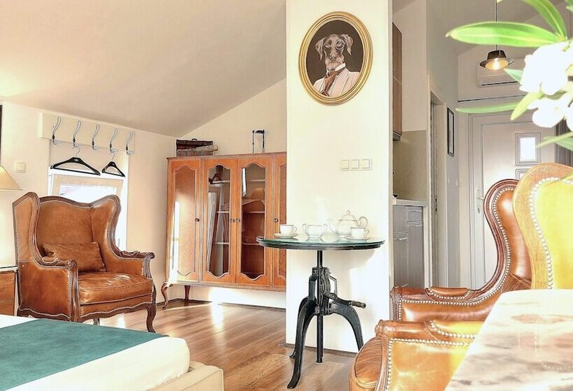 Отель Refresh Boutique Apartments