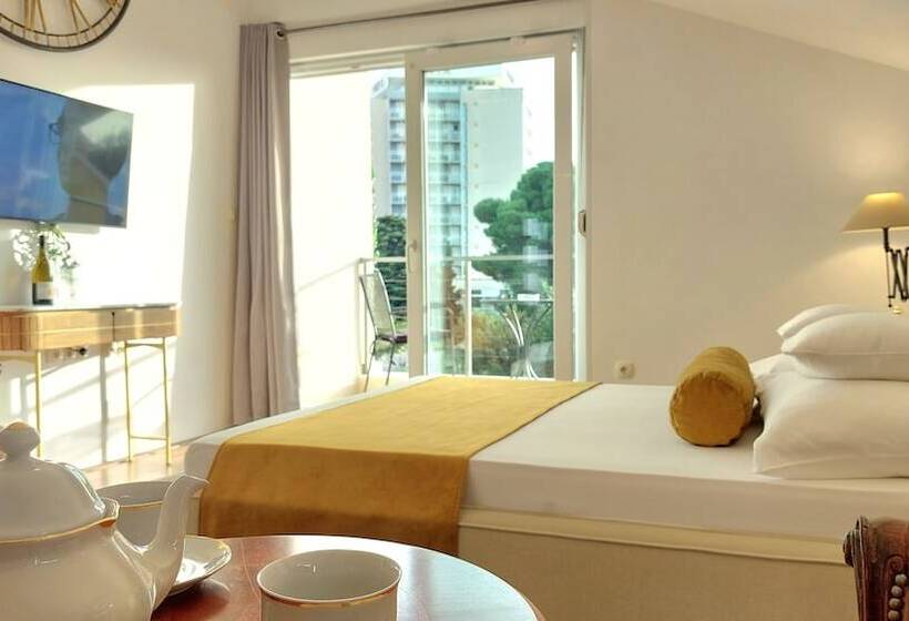 Отель Refresh Boutique Apartments