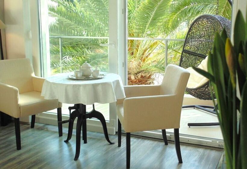 Отель Refresh Boutique Apartments