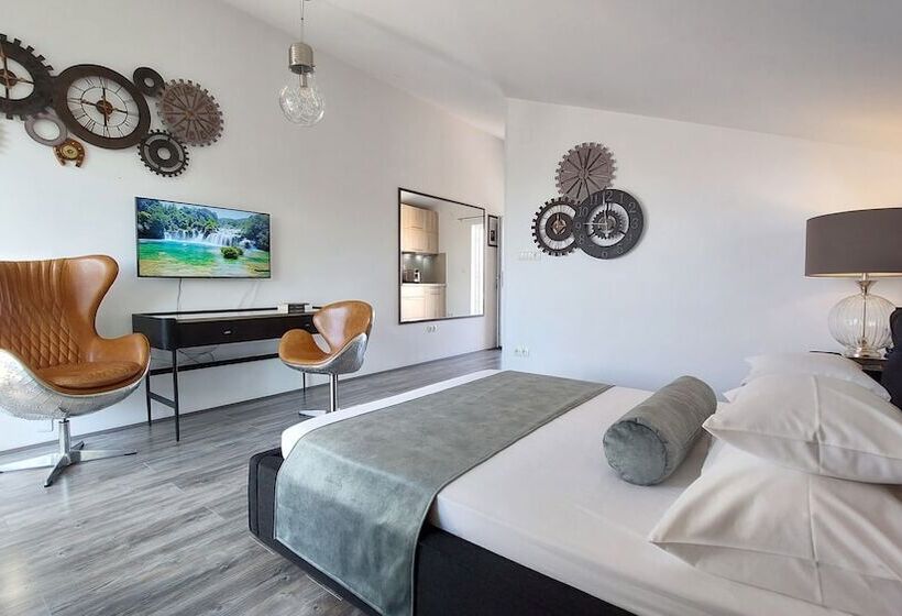 Отель Refresh Boutique Apartments