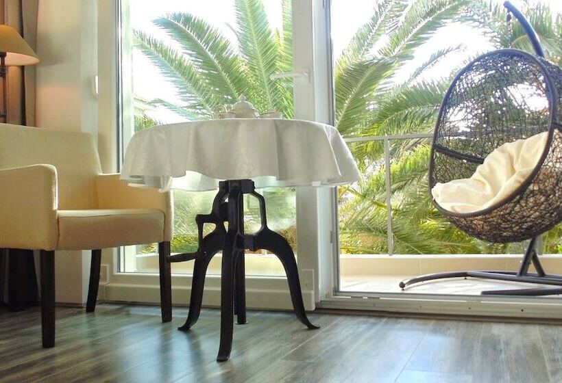 Отель Refresh Boutique Apartments