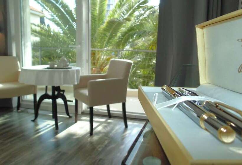 Отель Refresh Boutique Apartments