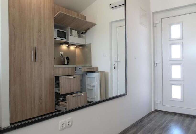 Отель Refresh Boutique Apartments