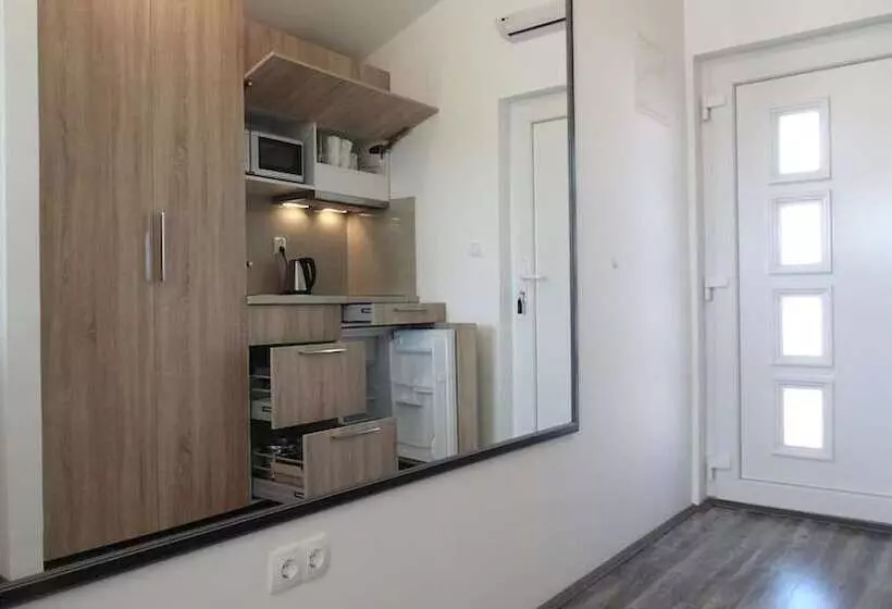 ホテル Refresh Boutique Apartments