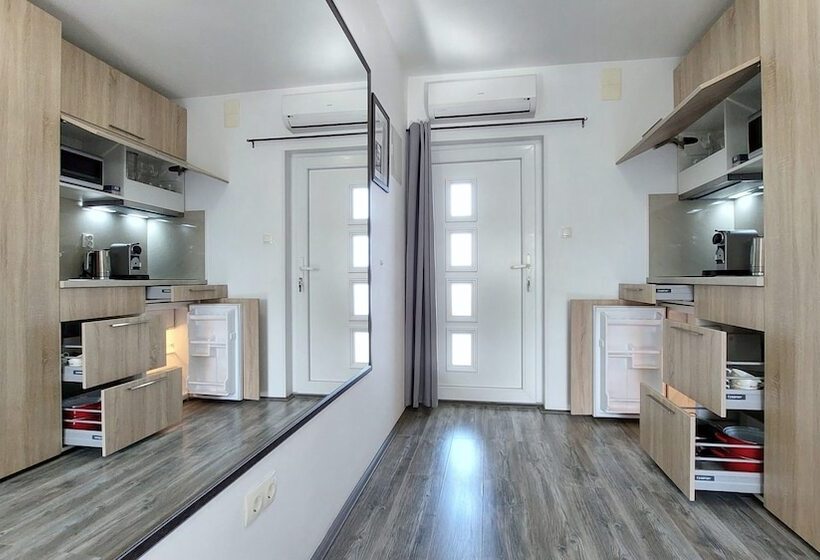 Отель Refresh Boutique Apartments