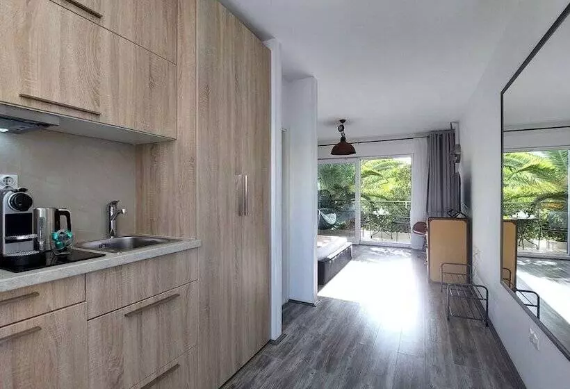 ホテル Refresh Boutique Apartments