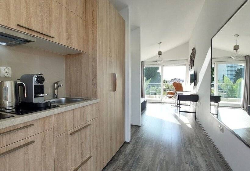 Отель Refresh Boutique Apartments