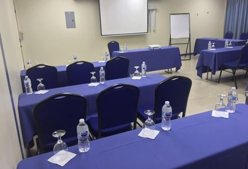 هتل Carl S Unique Inn & Conference Facilities