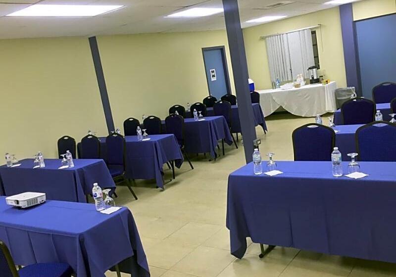 هتل Carl S Unique Inn & Conference Facilities