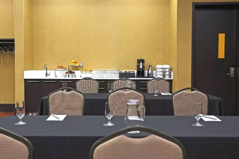 ホテル Courtyard By Marriott Montreal West Island/baie D’urfe