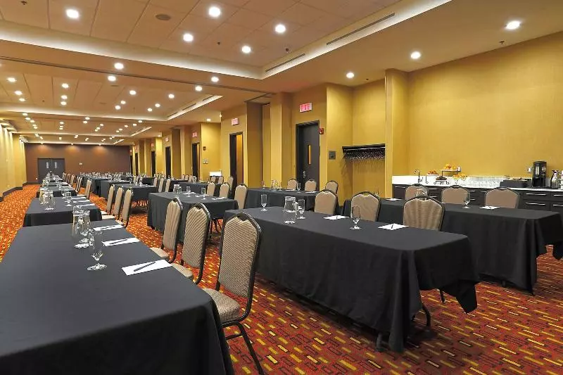 ホテル Courtyard By Marriott Montreal West Island/baie D’urfe
