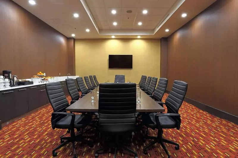 ホテル Courtyard By Marriott Montreal West Island/baie D’urfe