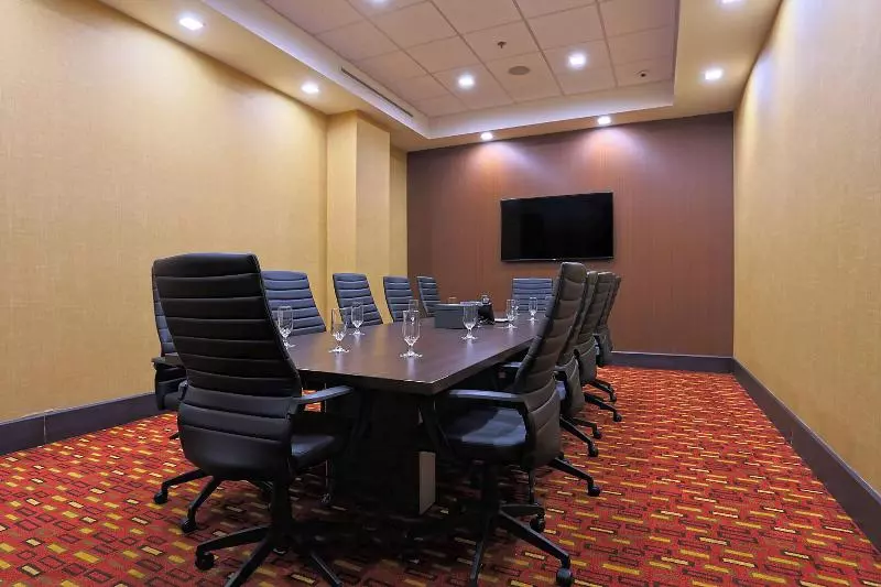 ホテル Courtyard By Marriott Montreal West Island/baie D’urfe