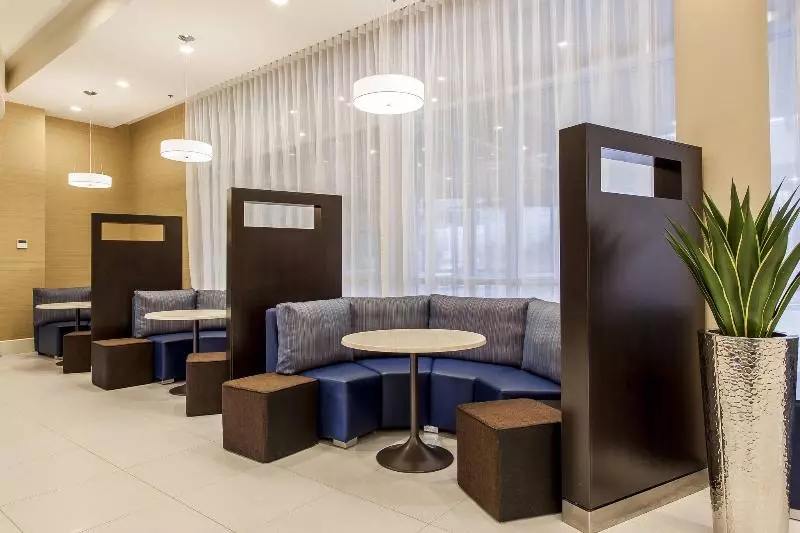 ホテル Courtyard By Marriott Montreal West Island/baie D’urfe