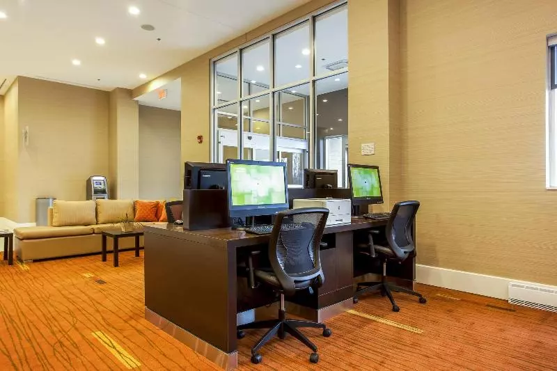 ホテル Courtyard By Marriott Montreal West Island/baie D’urfe